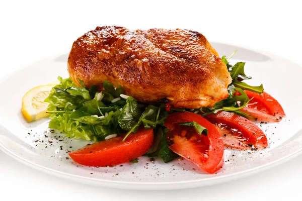 Petto Pollo Arrosto Con Crosta Croccante Rucola Pomodori Piatto Bianco — Foto Stock