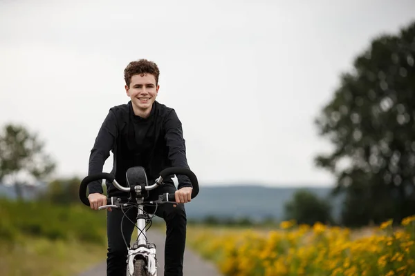 Jovem Roupas Casuais Escuras Bicicleta Livre — Fotografia de Stock