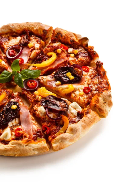 Pizza Mit Schinken Würstchen Paprika Tomaten Und Zwiebelringen — Stockfoto