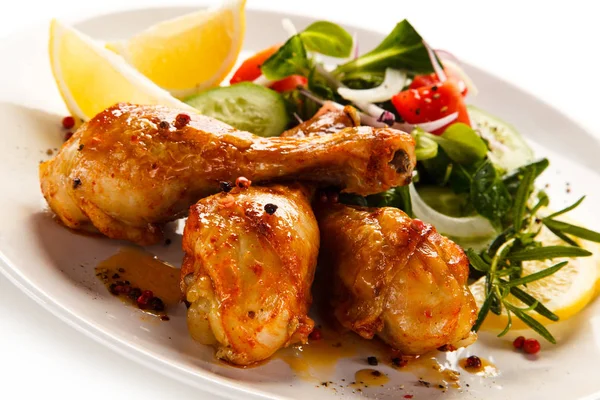 Jambes Poulet Rôties Avec Salade Morceaux Citron Sur Assiette Blanche — Photo