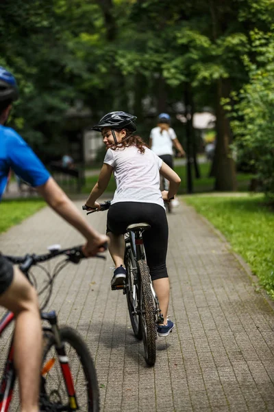 Stile Vita Sano Persone Che Vanno Bicicletta Nel Parco Cittadino — Foto Stock