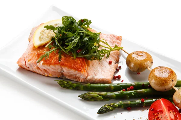 Roasted Salmon Arugula Asparagus Grilled Mushrooms Skewer Served White Plate — Stock Photo, Image