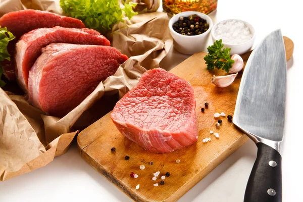 Carne Cruda Con Especias Sobre Tabla Madera Con Cuchillo —  Fotos de Stock
