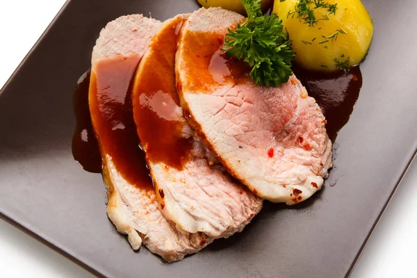 ゆでたジャガイモ ソースと茶色のプレートのハーブ焼き豚肉 — ストック写真