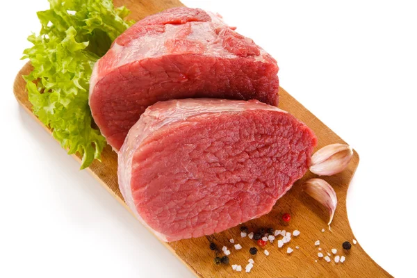 Ruwe Rundvlees Met Specerijen Houten Bord — Stockfoto