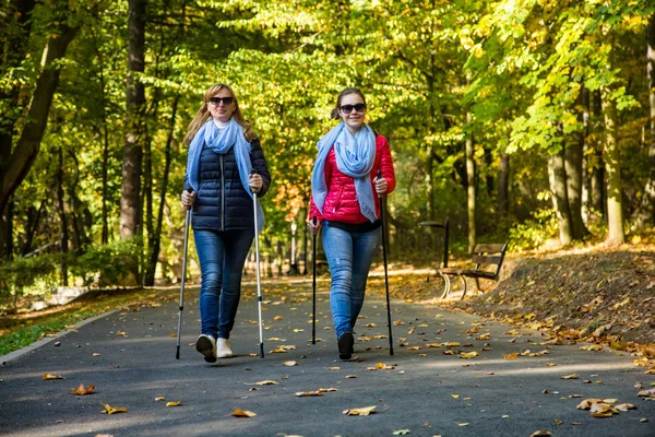 Mujeres Jóvenes Adultas Caminando Usando Palos Turísticos Parque Ciudad —  Fotos de Stock