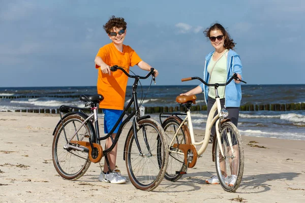 Здоровые Молодая Девушка Мальчик Велосипедах Берегу Моря — стоковое фото