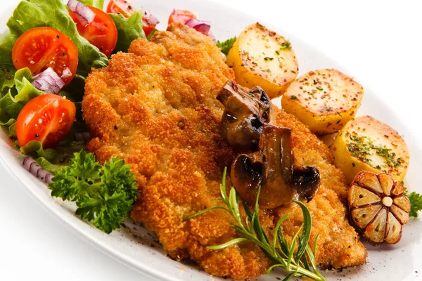 Kip Schnitzel Met Gebakken Aardappelen Salade Witte Plaat — Stockfoto