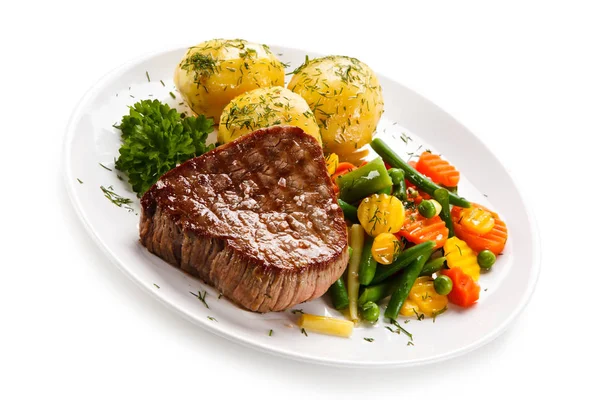 Grilovaný Hovězí Steak Vařenými Brambory Dušená Zelenina Bílé Plotně — Stock fotografie