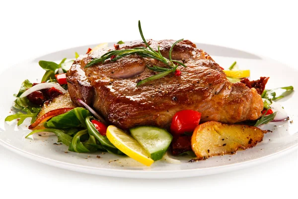 Geroosterd Varkensvlees Met Salade Geserveerd Witte Plaat — Stockfoto