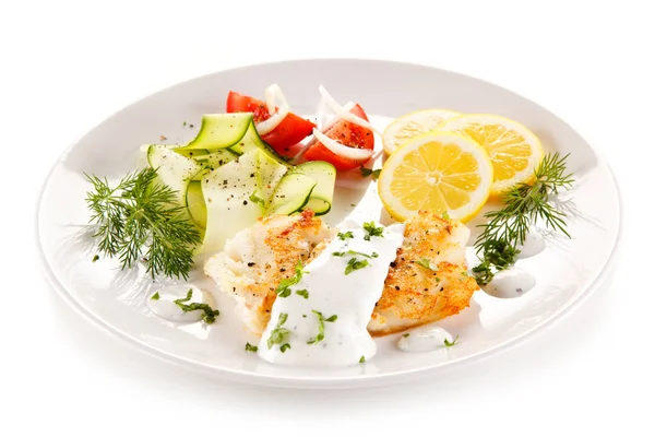 Gebratener Fisch Mit Sauce Salat Zitrone Und Dill Auf Weißem — Stockfoto