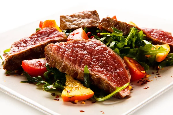 Sliced Beef Steak Salad White Plate — Stock Photo, Image