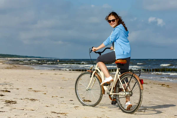 ティーンエイ ジャーの女の子が自転車に乗って海辺 スポーツとレジャーの概念 — ストック写真