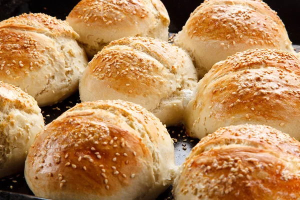 Zelfgemaakte Broodjes Met Sesamzaadjes Baksel Lade — Stockfoto