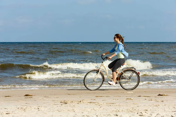 ティーンエイ ジャーの女の子が自転車に乗って海辺 スポーツとレジャーの概念 — ストック写真