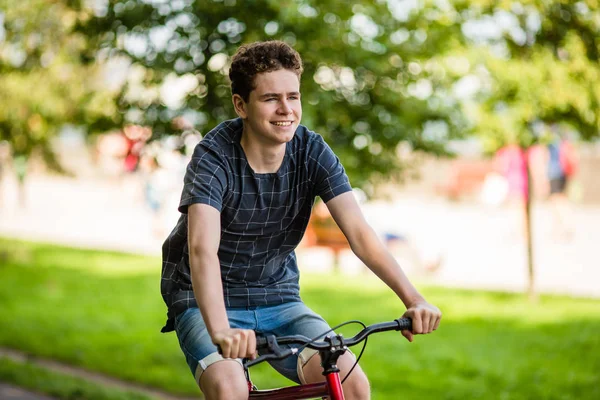 Jovem Ciclismo Livre — Fotografia de Stock