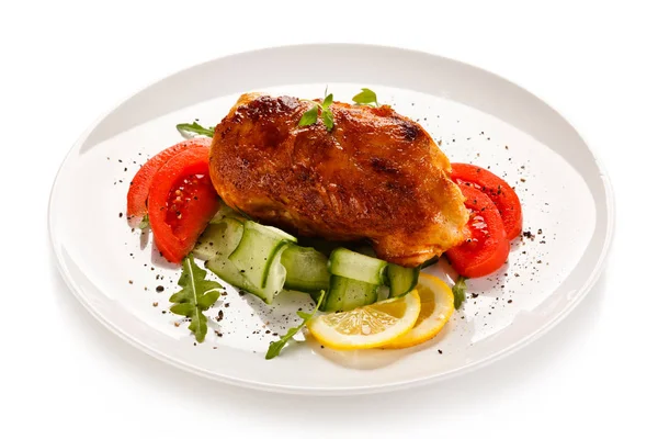 キュウリ トマト 白い皿にレモンと揚げ鶏の胸肉 — ストック写真