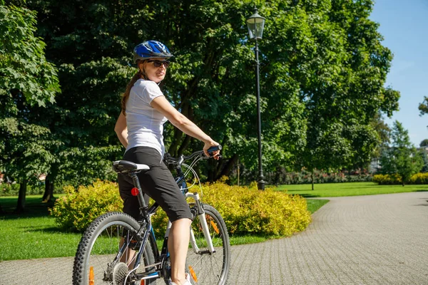 都市の自転車 都市公園で自転車に乗る女 — ストック写真