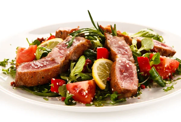 Warm Beef Salad Vegetables Served White Plate — Stock Photo, Image