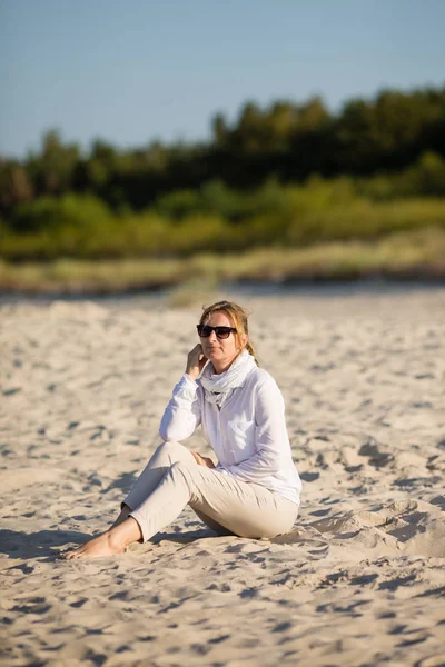 Deniz Kenarında Oturan Yetişkin Kadın — Stok fotoğraf