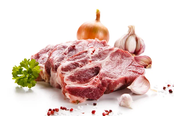 Filetes Cerdo Crudos Con Cebolla Ajo Aislados Sobre Fondo Blanco —  Fotos de Stock