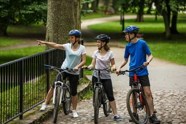 Familia Tres Bicicletas Montar Parque Ciudad —  Fotos de Stock