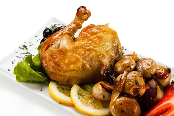 Roasted Chicken Leg Mushrooms Lettuce Olives Sliced Lemon Strawberries Served — Stock Photo, Image