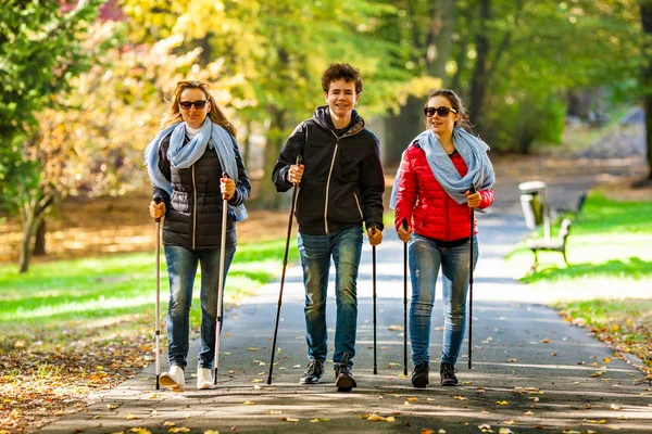 Dreiköpfige Familie Läuft Mit Touristenstöcken Stadtpark — Stockfoto