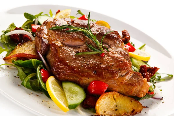Geroosterd Varkensvlees Met Salade Geserveerd Witte Plaat — Stockfoto
