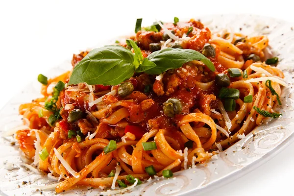 Fideos Con Salsa Boloñesa Albahaca Plato Blanco —  Fotos de Stock