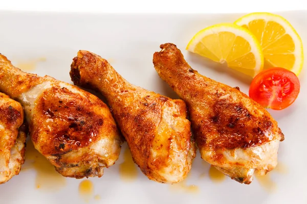 Gambe Pollo Arrosto Con Verdure Limone Piatto Bianco — Foto Stock