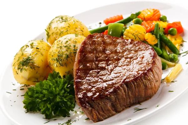 Grilovaný Hovězí Steak Vařenými Brambory Dušená Zelenina Bílé Plotně — Stock fotografie