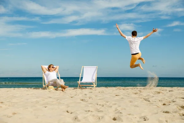 Son Med Mor Kul Havet Man Hoppar Kvinnan Avslappnande Solsäng — Stockfoto