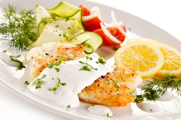 Gebratener Fisch Mit Sauce Salat Zitrone Und Dill Auf Weißem — Stockfoto