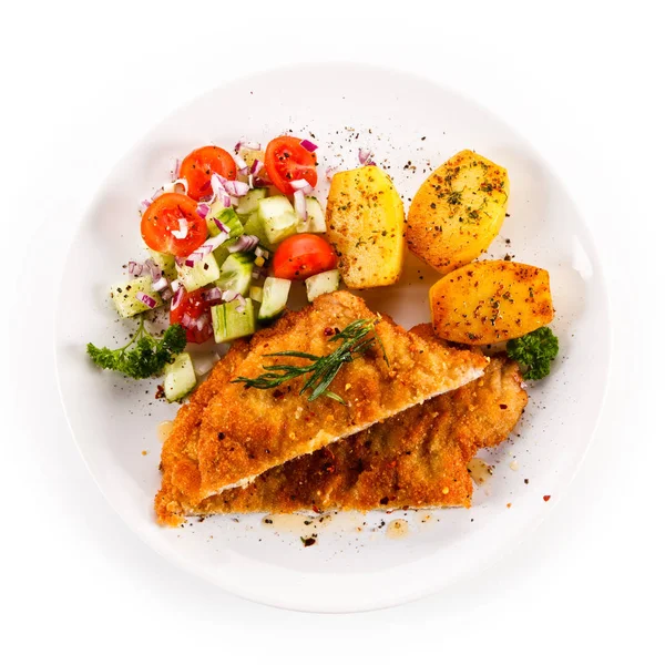 Kotletpane Baharatlı Tavuk Göğsü Ile Haşlanmış Patates Taze Salata Beyaz — Stok fotoğraf