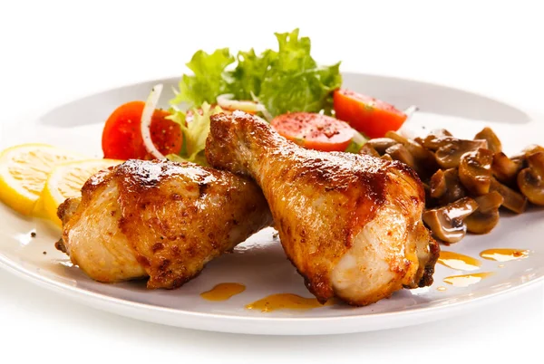 Gambe Pollo Arrosto Con Salsa Miele Verdure Limone Piatto Bianco — Foto Stock