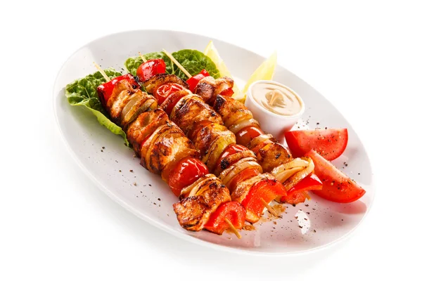 Shashlik Con Tomates Limón Rodajas Mostaza Plato Blanco — Foto de Stock