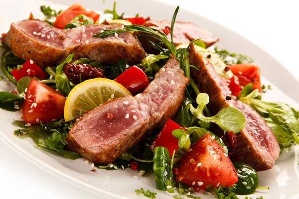 Warm Beef Salad Vegetables Served White Plate — Stock Photo, Image