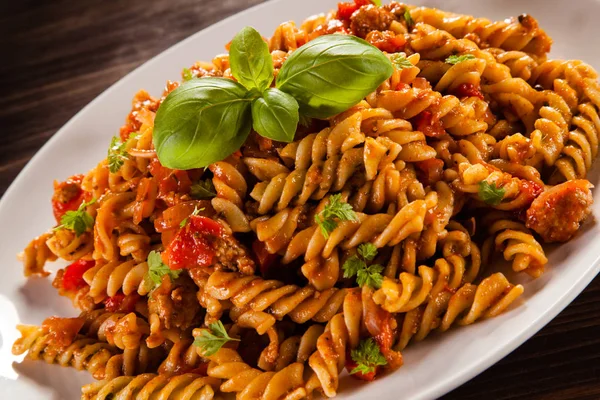 Spiraal Pittige Macaroni Met Bolognese Saus Basilicum Bladeren Een Witte — Stockfoto