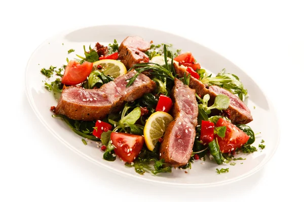 Warm Beef Salad Vegetables Served White Plate — Stock Photo, Image