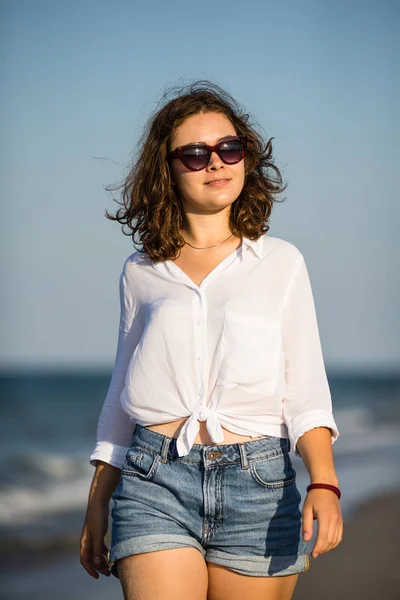 Mujer Joven Caminando Orilla Del Mar — Foto de Stock