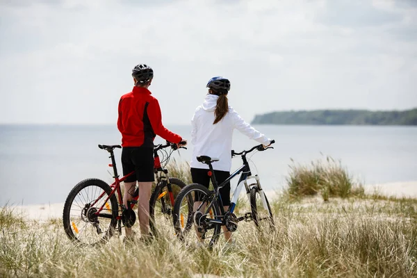 Actieve Mensen Paardrijden Fietsen Bij Riverside — Stockfoto