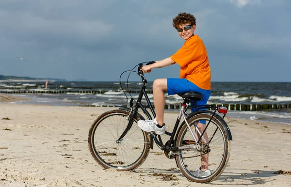 代の少年が自転車に乗って海辺 スポーツとレジャーの概念 — ストック写真
