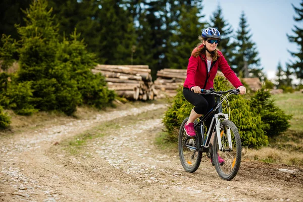 Mulher Desportiva Capacete Andar Bicicleta Floresta — Fotografia de Stock