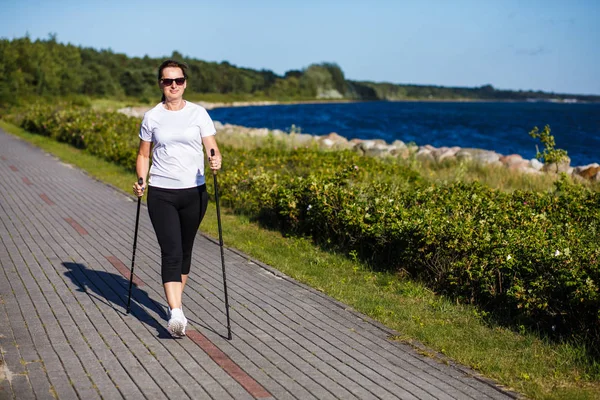 Caminata Nórdica Mujer Mediana Edad Que Trabaja Parque Ciudad —  Fotos de Stock