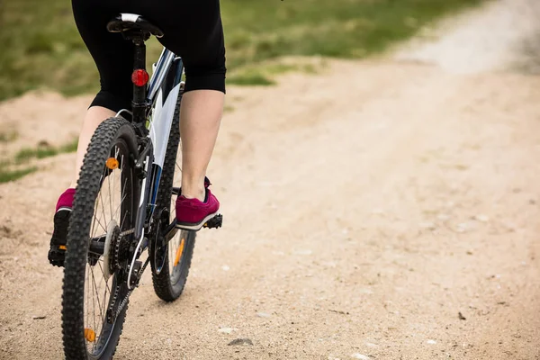 Vrouw Rijden Fiets Buiten — Stockfoto