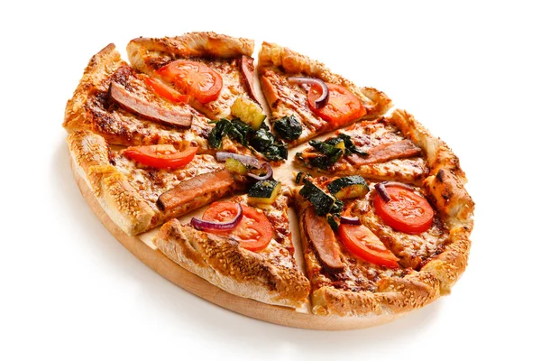 Pizza Fatiada Com Presunto Abobrinha Cebola Queijo Tomate Tábua Madeira — Fotografia de Stock