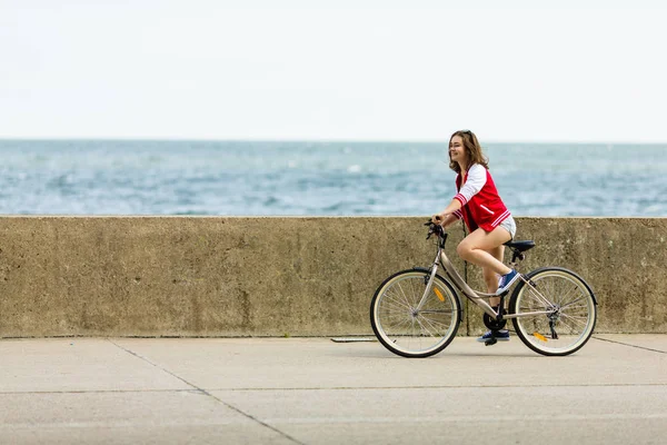Chica Adolescente Montando Bicicleta Playa Concepto Deporte Ocio —  Fotos de Stock