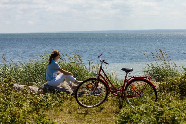 海辺で自転車を持っている女性 — ストック写真