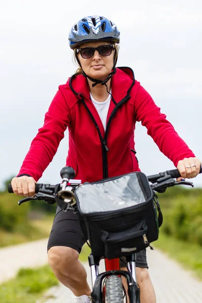Frau Fährt Fahrrad Freien — Stockfoto